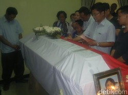 Isak Tangis Keluarga Sambut Kedatangan Jenazah Teknisi Aviastar