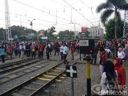 Kereta Cilebut-Bogor Alami Gangguan, Penumpang di Stasiun Bogor Membludak