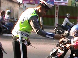 Polantas ini Dipuji Netizen karena Beri Cokelat ke Anak yang Berhelm