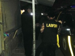 Puslabfor Tampak Ambil Serpihan Sampel yang Terbakar dari Bedeng Agus