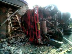 Kondektur Tewas dan Solar Tak Tumpah, Ini Penampakan Truk Pertamina yang Terguling