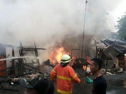 11 Kios di Senen Hangus Terbakar