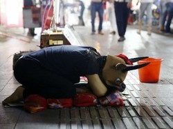 Haru! Demi Biaya Berobat Ayah, Remaja di China Rela Berpura-pura Jadi Sapi