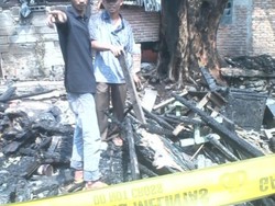 11 Kios di Senen Hangus Terbakar, Warga Mengais Cari Barang Tersisa