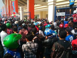 Penampakan Ribuan Bobotoh Persib Berdesakan Beli Tiket, Polisi Teriak Tertib