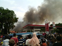 Belum Padam, Api Menjalar ke Kantor Pabrik Pengolahan Kayu di Gunung Putri