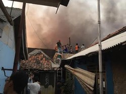 Api di Pabrik Pengolahan Kayu di Gunung Putri Belum Padam, Warga Resah