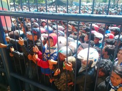 Ricuh Saat Ribuan Bobotoh Persib Merangsek Serbu Tenda Tiket, Polisi: Keluar!