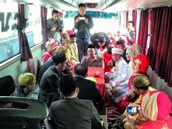 Unik, Mempelai Pengantin ini Ucapkan Ijab Kabul di Dalam Bus yang Melaju