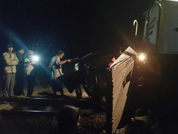 Mobil L300 Ringsek Terseret Kereta Senja Utama Yogya di Dekat Cirebon