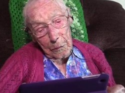 Di Usia 114 Tahun, Nenek Ini Masih Semangat Belajar Operasikan Gagdet