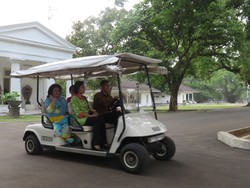 Iriana Ajak Istri PM Najib Keliling Istana Bogor, Lihat Rusa dan Museum