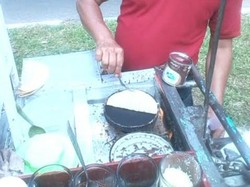 Car Free Day Sudirman-HI itu Rezeki Buat Pedagang Kue, Seperti Bapak ini