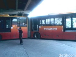 TransJ Gandeng Mogok di Depan Halte Sunter Boulevard, Lalu Lintas Tersendat