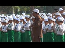 Ratusan Siswa Salat Istisqo di Alun-Alun Lamongan