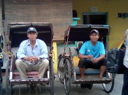 Dari Narik Becak di Stadela, Maman Bisa Sekolahkan Anaknya Hingga S1