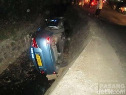 Hindari Motor, Taksi Nyemplung ke Parit di Pondok Labu