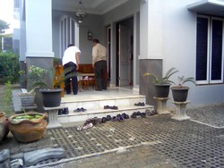 5 Rekan Sambangi Rumah Kapten Teguh di Pondok Cabe