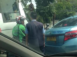 Tak Sabar Tunggu Lampu Merah, Abang Go-Jek Ini Gebrak Taksi di Pejaten