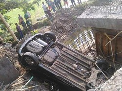 Minibus Nyungsep di Jembatan Serang, Pengemudi Dievakuasi ke Puskesmas