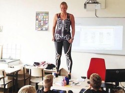 Unik! Guru Ini Pakai Baju Bergambar Organ Tubuh Saat Mengajar Biologi