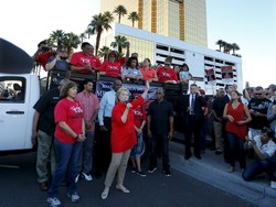 Hillary Clinton Sindir Donald Trump di Luar Hotelnya di Las Vegas