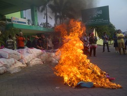 Ribuan Sandal Berlafal Allah Dimusnahkan di PWNU Jatim