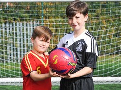 Idap Sindrom Langka, Kakak Adik Penyuka Sepakbola Ini Tak Punya Jari Kaki