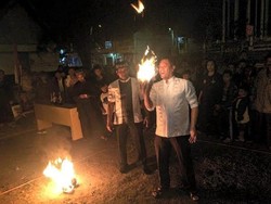 Serunya Main Bola Api Meriahkan Tahun Baru Islam di Sukabumi