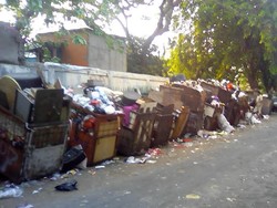 Warga di Mangga Besar Minta Petugas Rajin Angkut Tumpukan Sampah yang Bikin Bau