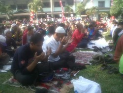 Usai Gowes, Ribuan Warga Yogya Gelar Salat Minta Hujan di Balai Kota