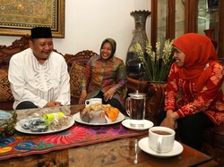 Disambangi Risma-Whisnu di Kediamannya, Khofifah: Semoga Sukses dan Lancar