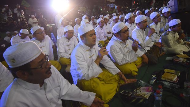 Ribuan umat Islam melantunkan salawat dalam Surabaya Bersalawat di Komplek Tugu Pahlawan, Surabaya, Jawa Timur, Selasa (13/10). Kegiatan tersebut dalam rangka peringatan Tahun Baru Islam 1 Muharram 1437 Hijriah dipimpin oleh Habib Syech Abdul Qadir Assegaf. ANTARA FOTO/M Risyal Hidayat/ama/15