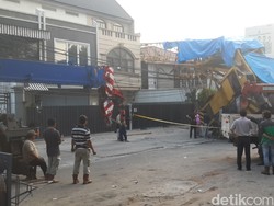 Begini Penampakan Crane yang Timpa Rumah di Dekat Taman Puring Jaksel