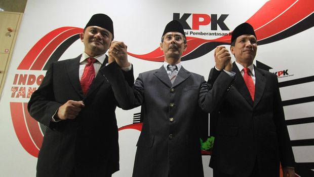 Deputi Penindakan KPK Irjen Pol Heru Winarko (kiri), Deputi Pengawasan Internal dan Pengaduan Masyarakat Ranu Miharja (tengah), dan Deputi Pencegahan Pahala Nainggolan, di Gedung KPK, Jakarta, Kamis (15/10).