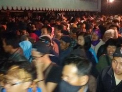 Malam 1 Suro, Ribuan Warga Laku Bisu Kelilingi Benteng Keraton Yogyakarta