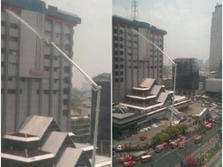 Momen Aksi Petugas Pemadam Kebakaran Padamkan Api di Gedung Sarinah