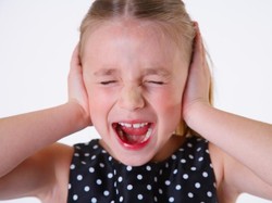 Duh! Si Kecil Suka Teriak pada Orang Lain, Apa Sebabnya Ya?