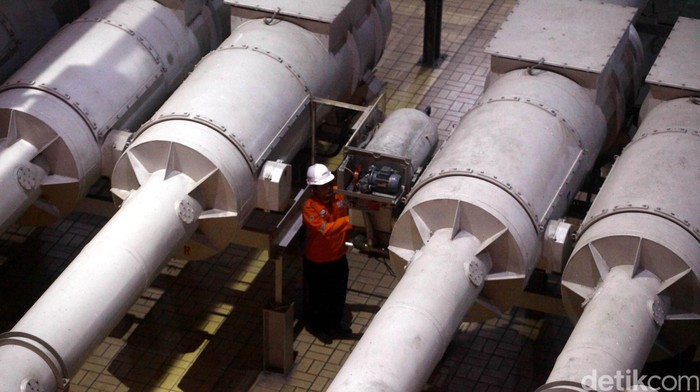 Petugas beraktivitas di area power house PT. PJB UP Cirata di PLTA Cirata, Purwakarta, Jawa Barat (14/10/2015). PLTA Cirata menciptakan listrik untuk wilayah jawa bali dengan daya terpasang 1. 008 MW dan energi per tahun sebesar 1. 428 juta kilowatt jam. Hasan Alhabshy/detikcom