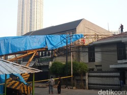 Crane Roboh Timpa Bangunan di Dekat Taman Puring Jaksel