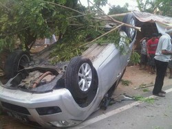 Mobil Terbalik di Depan LP Serang setelah Terguling dan Tabrak Warung
