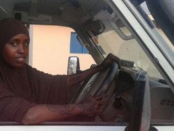 Ini Farah, Wanita Sopir Ambulans yang Berani Menerjang Daerah Konflik