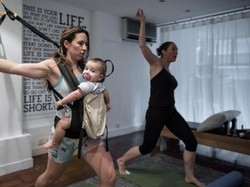 Gendong Anak Tak Halangi Ibu Olahraga, Ini Buktinya