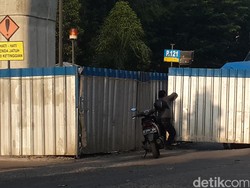 Area Jatuhnya Crane di Dekat Taman Puring Ditutup Petugas Proyek