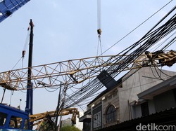 Crane Raksasa Ambruk di Jalan Maut, Mobil Remuk Tertimpa Baja, 2 Tewas