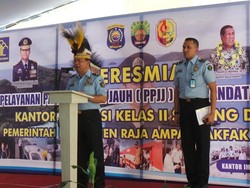 Dirjen Imigrasi Ronny Sompie Resmikan Pelayanan Paspor Jarak Jauh di Sorong