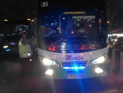 Bus AKAP yang Ngetem di Depan Lotte Mart Ps Rebo Ditilang Polisi