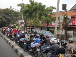 Tak Ada Polisi Galak, Pemotor Bandel ini Contra Flow Seenaknya di Pasar Minggu
