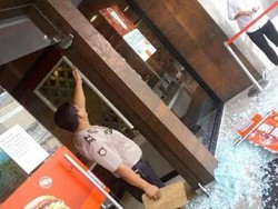 ML Tenteng Golok Saat Ngamuk di McD Sarinah, Polisi: Kami Beri Tembakan Peringatan
