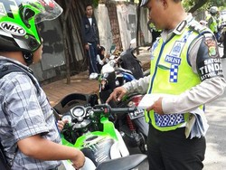 Lawan Arus, Pengendara Motor di Cawang Ditilang